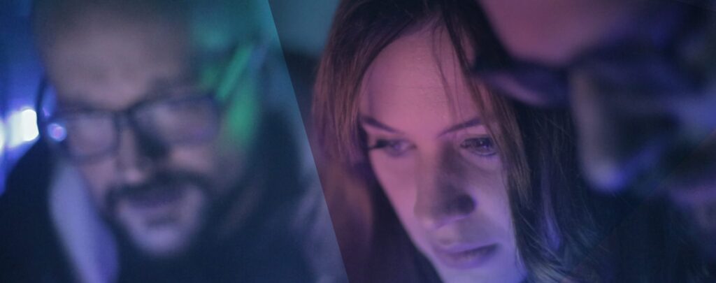 Mehrere Gesichter von Personen, die auf etwas herabschauen