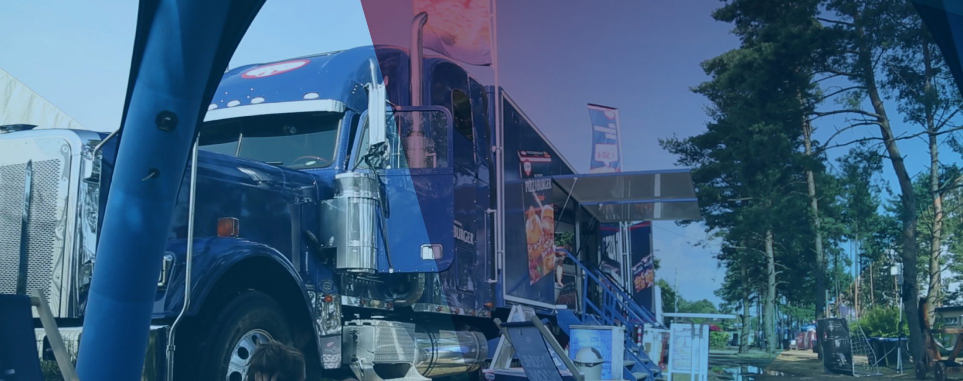 Ein blauer Truck, der als Essensstand dient