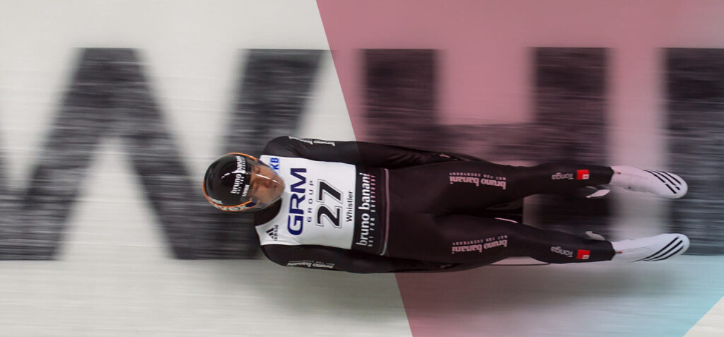 Eine Person in Sportkleidung beim Rennrodeln