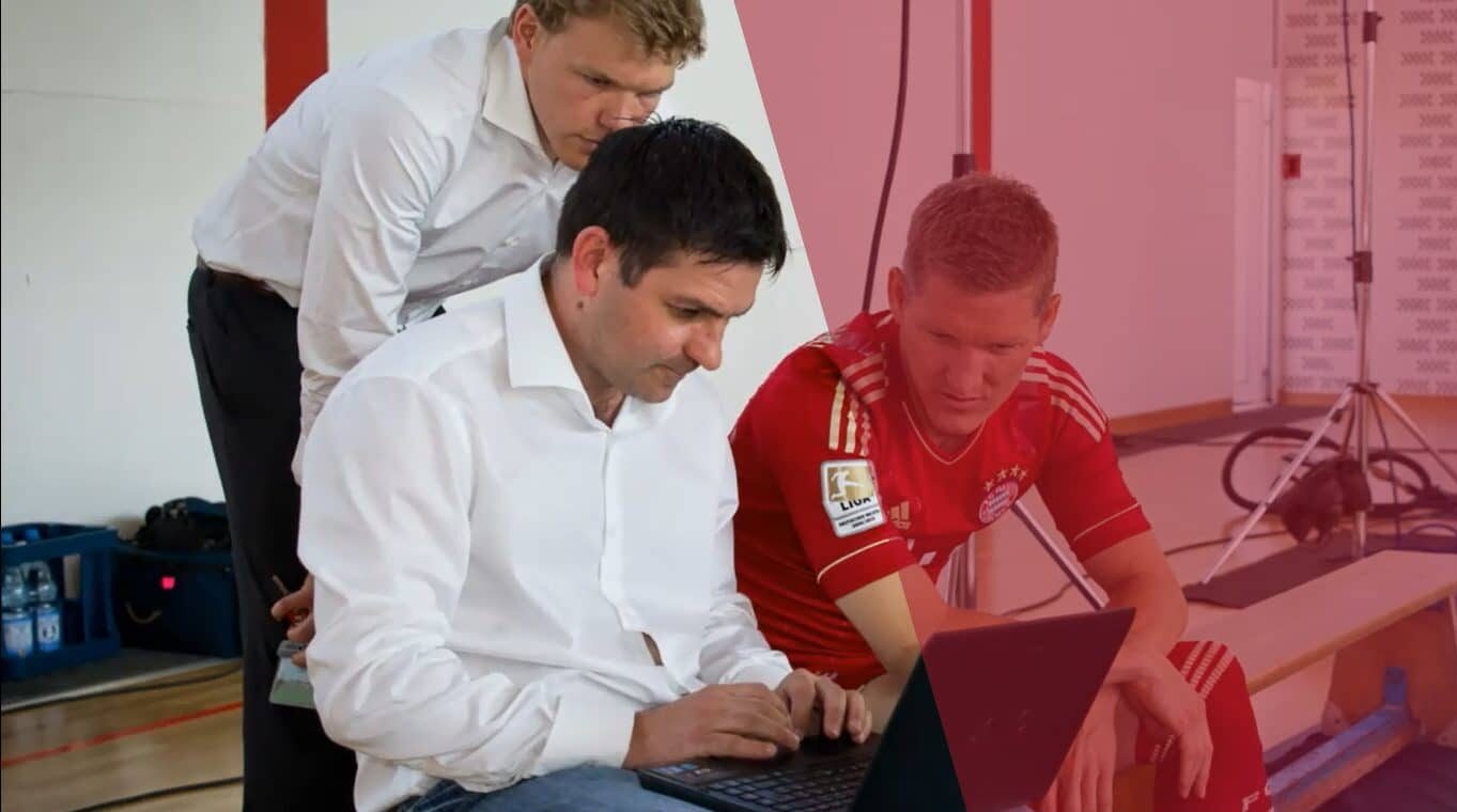 Drei Personen, die in einen Laptop schauen